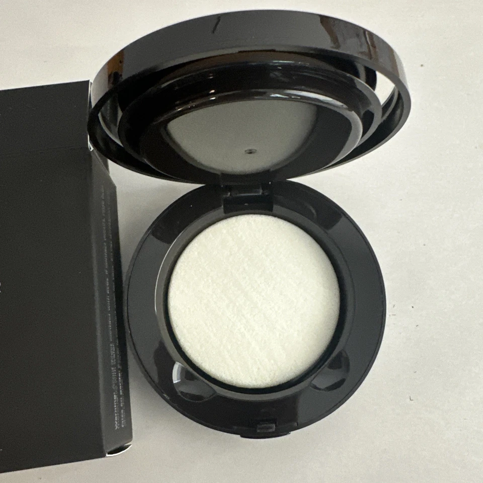 Laura Mercier Smooth Finish Foundation Powder 1N2 #02 9.2 g - Image 3 of 3