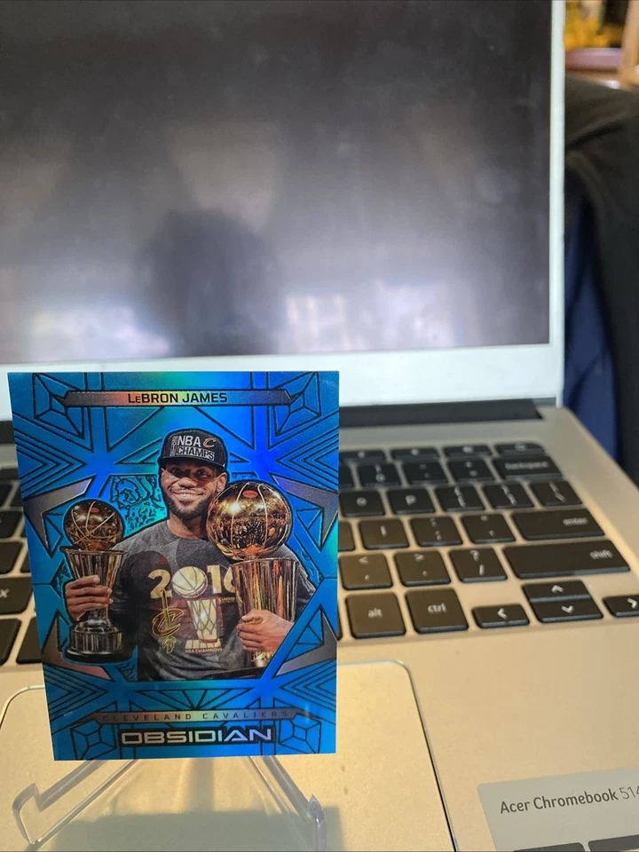 2024-25 Panini Obsidian - LeBron James, LeBron James #181 grabado eléctrico azul/30 Foto 4 de 4