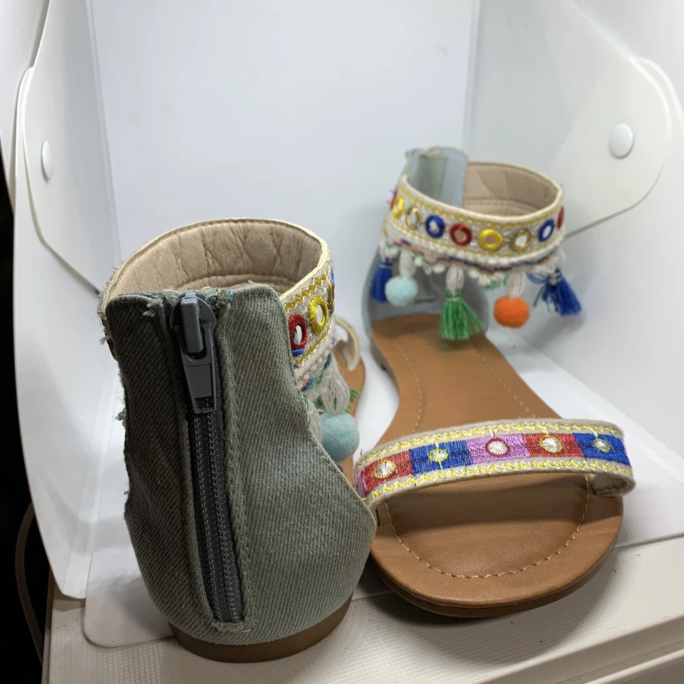 Sandalia plana Liliana Pom Pom con tela Jean con cremallera en la parte posterior del tacón HOBO LOOK Foto 4 de 4