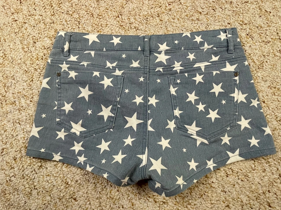 Pantalones cortos vaqueros Love Culture para mujer elásticos tiro medio estrellas talla grande (cintura 31") Foto 2 de 4