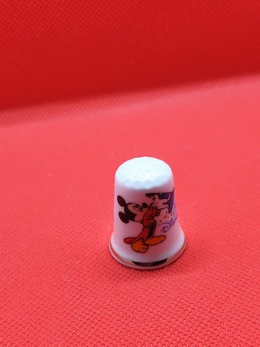 DE A COURDRE EN PORCELAINE VINTAGE COLLECTION LOGO DISNEYLAND PARIS - Foto 3 di 4