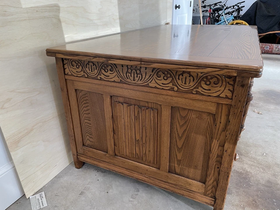 Escritorio ejecutivo antiguo de castaño con incrustaciones de ébano Foto 4 de 4