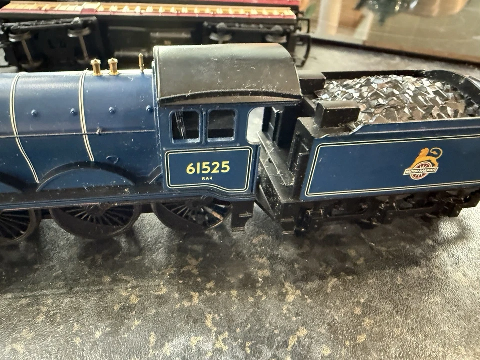 OO HORNBY R1089 BR 61525 B12 Steam Loco Plus 2 Coaches - "The Anglian" Set - Image 4 of 4