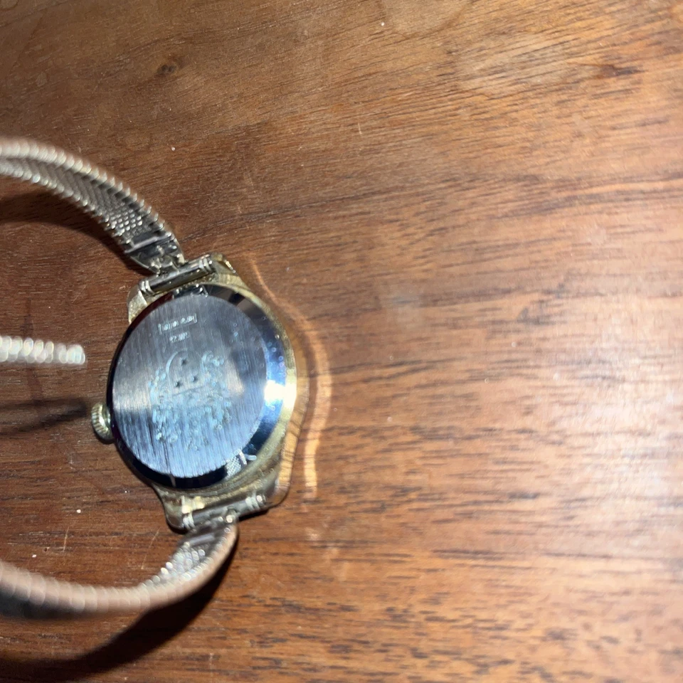 Винтажные швейцарские наручные цифровые часы Lucerne с ручным заводом винтажные наручные часы - Изображение 4 из 4