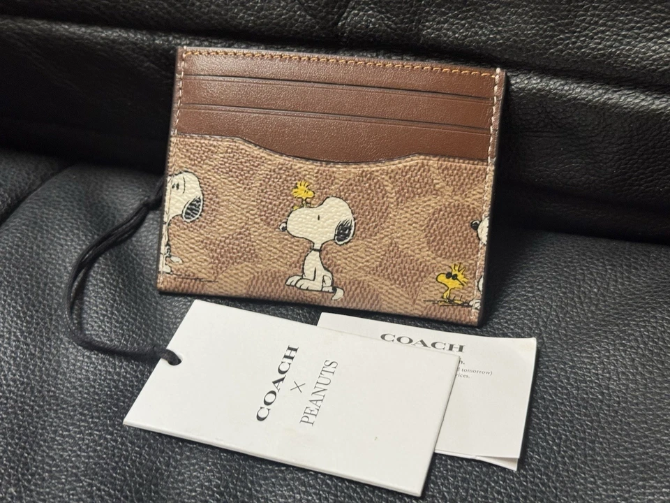 Nuevo con etiquetas Estuche delgado para tarjetas de identificación Coach X Peanuts lona exclusiva con estampado Snoopy CBK55 Foto 2 de 4