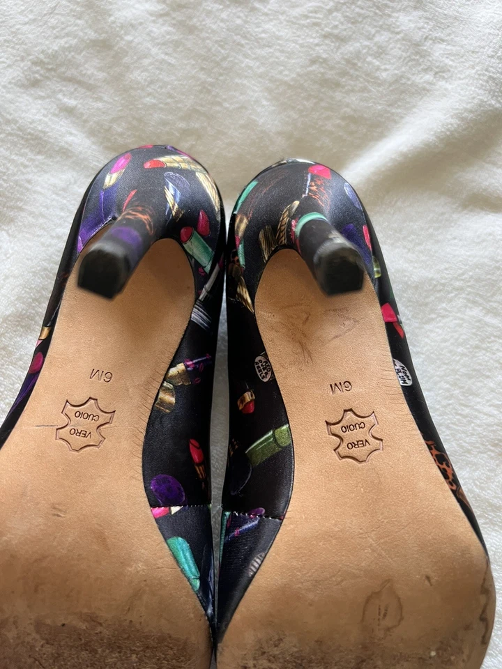Zapatos de salón NICOLE MILLER Bailey con estampado de lápiz labial satinado sedoso talla 6 Foto 4 de 4