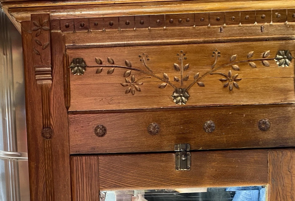 RARO COFRE DE HIELO TALLADO FLORAL ROBLE VICTORIANO ANTIGUO con forro de zinc y barra de espejo Foto 3 de 4