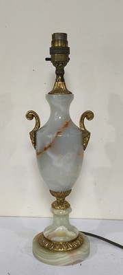 Antike weiß grüne Onyx Marmor vergoldet Tischlampe Seeschlange Griffe 1920 funktionstüchtig