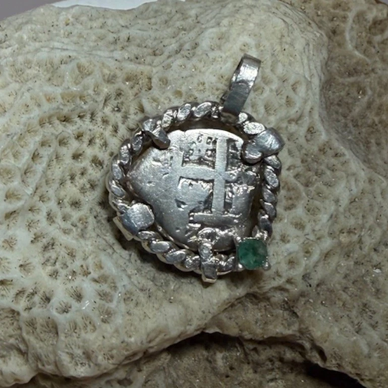 Auténtica Moneda Cob Naufragio Plata 1 Real Hispano-Colonial en Bisel con Esmeralda Foto 4 de 4