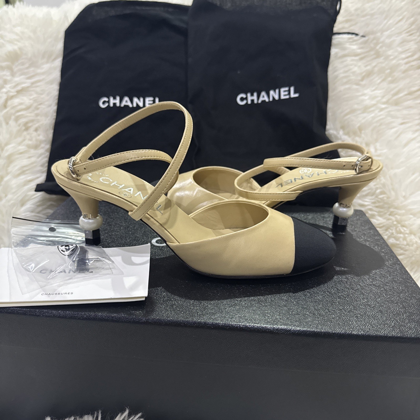 Authentic NEW Chanel pearl kitty heels beige lambskin pumps Size 35