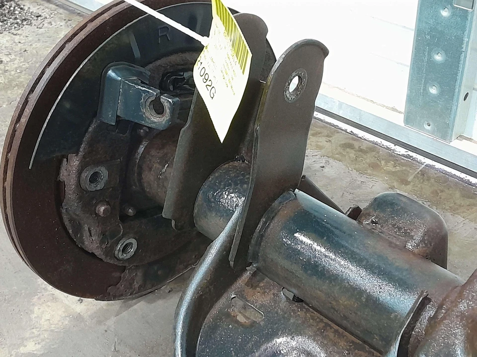 06 - 09 Chevy Trailblazer 4.2L Rear Axle Assembly 3.73 Ratio OEM 15939019 - Image 4 of 4