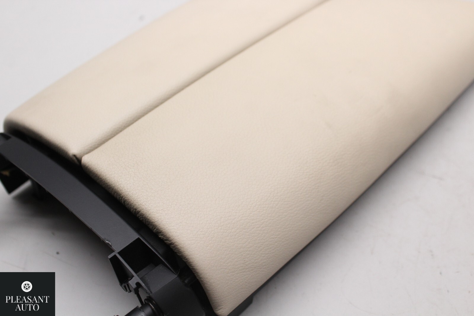14-23 MASERATI GHIBLI QUATTROPORTE CENTER CONSOLE ARMREST ARM REST COVER LID OEM