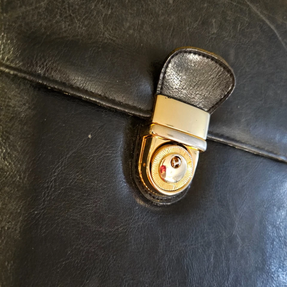 Maletín para computadora portátil Belle Rose de cuero negro y marrón con estampado de cocodrilo Foto 3 de 4