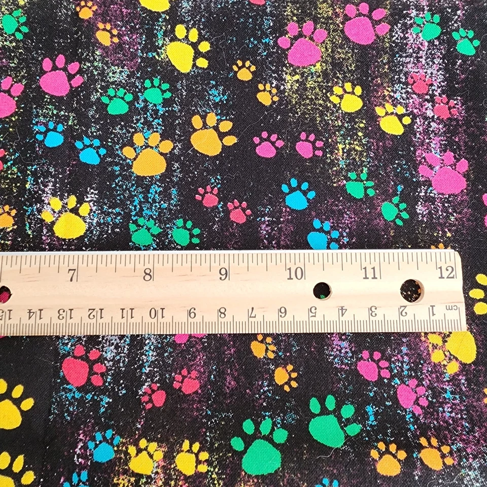 Colcha JoAnn Tecido de Algodão 30"x44" Estampas de Pata Patas de Cachorro Cachorro Patas Tie Dye em Preto - Imagem 3 de 4