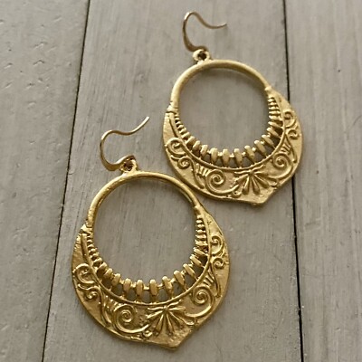 Min Favorit Ethnic Bohemian Pendant & Matte Gold Artisan Dangle Earrings