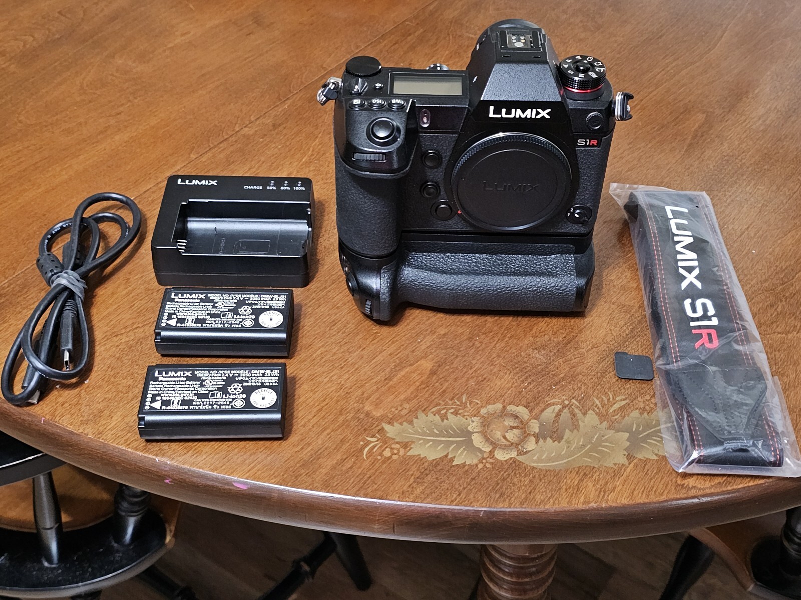 Panasonic LUMIX S1R Body + Extras, Battery Grip, Extra Battery
