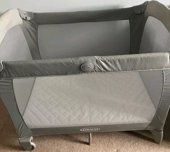 Graco Contour Bassinet Travel Cot (Birth to 3 Years Approx.) with Signature Graco Push-Button Fold, Includes Carry Bag, Paloma 24 Graco Contour Bassinet Foldable Travel Cot & Mattress Excellent Condition,