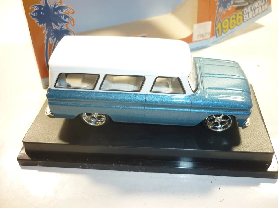 1/43 1966 CHEVROLET SUBURBAN - Photo 3/3