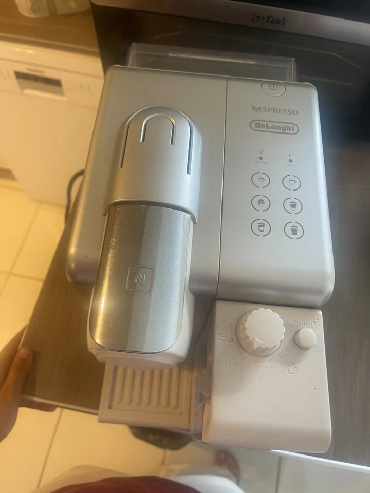 Nespresso Delonghi BN550. B Lattissima One Pod Coffee Espresso Machine Black, photo 1 of 5