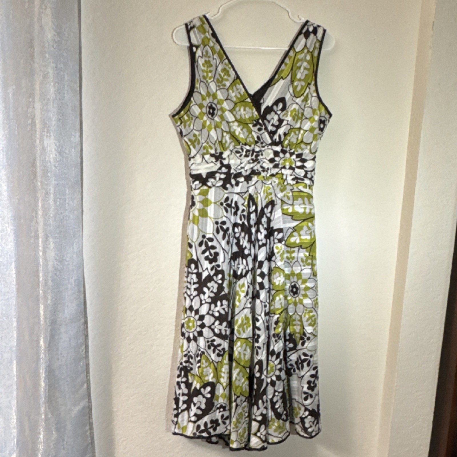 Dressbarn White/Green/Black Floral Knee Length A-Line Dress V-Neck Sleeveless 6