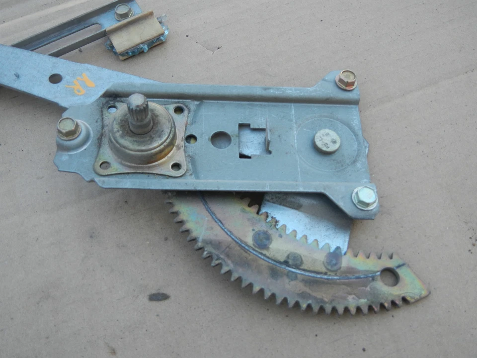 REGULADOR VENTANA PASAJERO TRASERO DERECHO NISSAN DATSUN 210 310 BLUEBIRD 1980 Foto 2 de 4