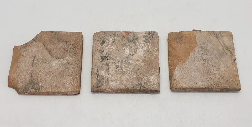 Juego de 3 azulejos florales españoles del siglo XVIII pintados a mano de 4" x 4" Foto 2 de 3