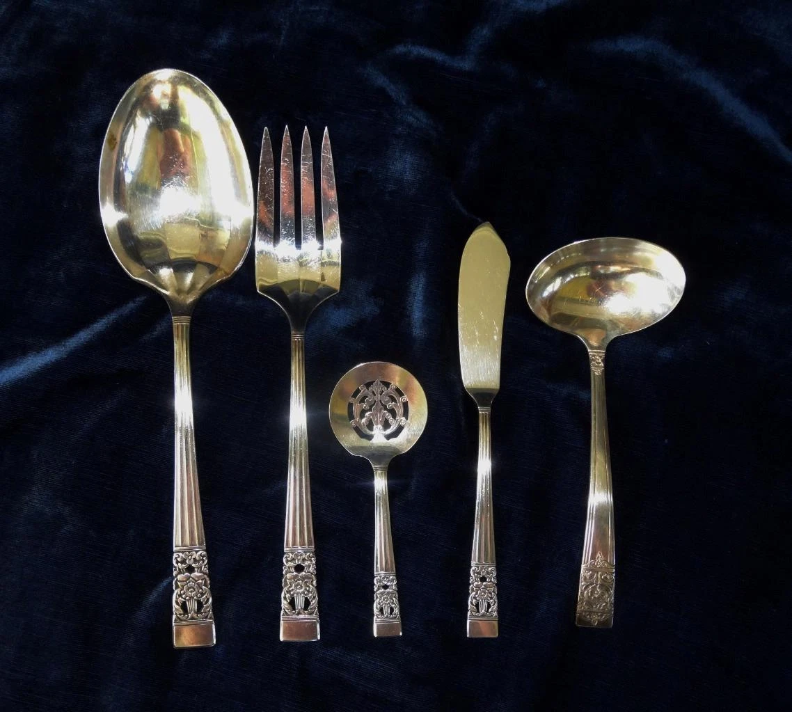 5 SERVING PIECES OF COMMUNITY CORONATION PATTERN SIOLVRT PLATED FLATWARE