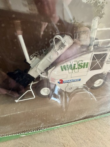 First Gear #59-3267 Walsh Construction Roadtec SB-2500 Shuttle Buggy Diecast New - Picture 15 of 15