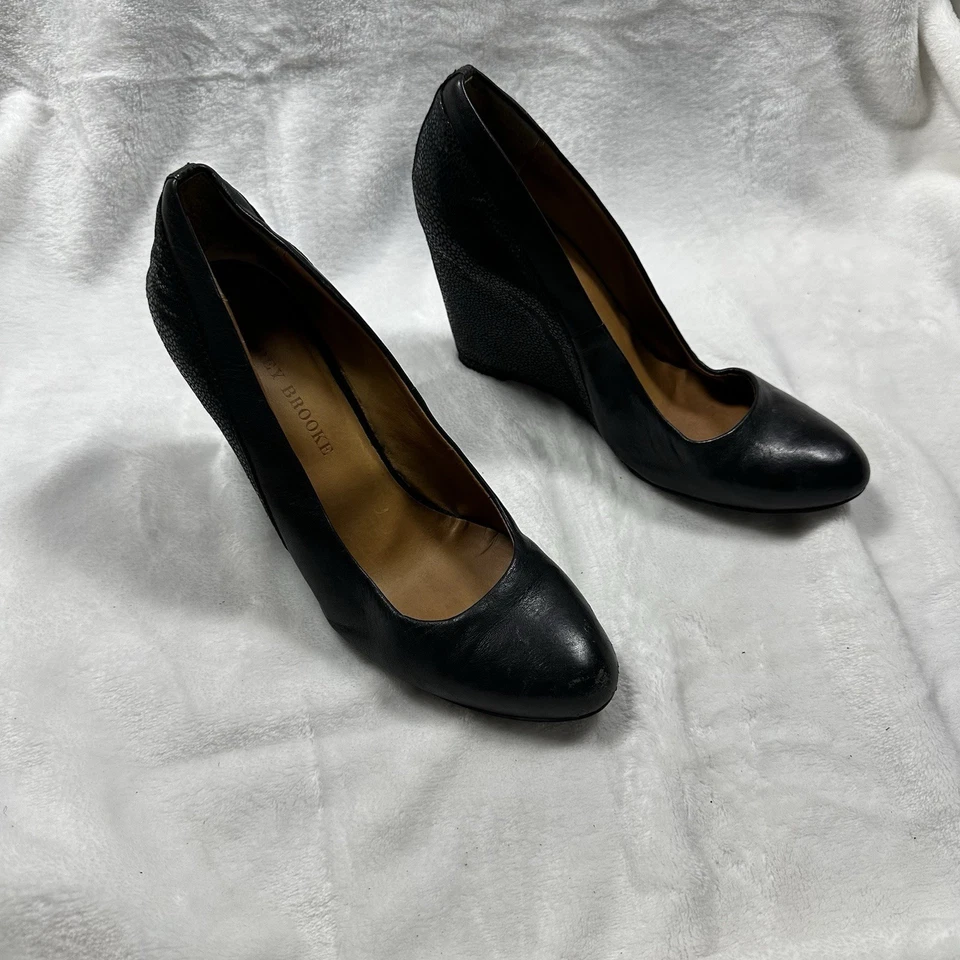 Cuña Audrey Brooke. Mujer 8. Negro. Cuero y gamuza. Serpiente en relieve. Foto 3 de 4