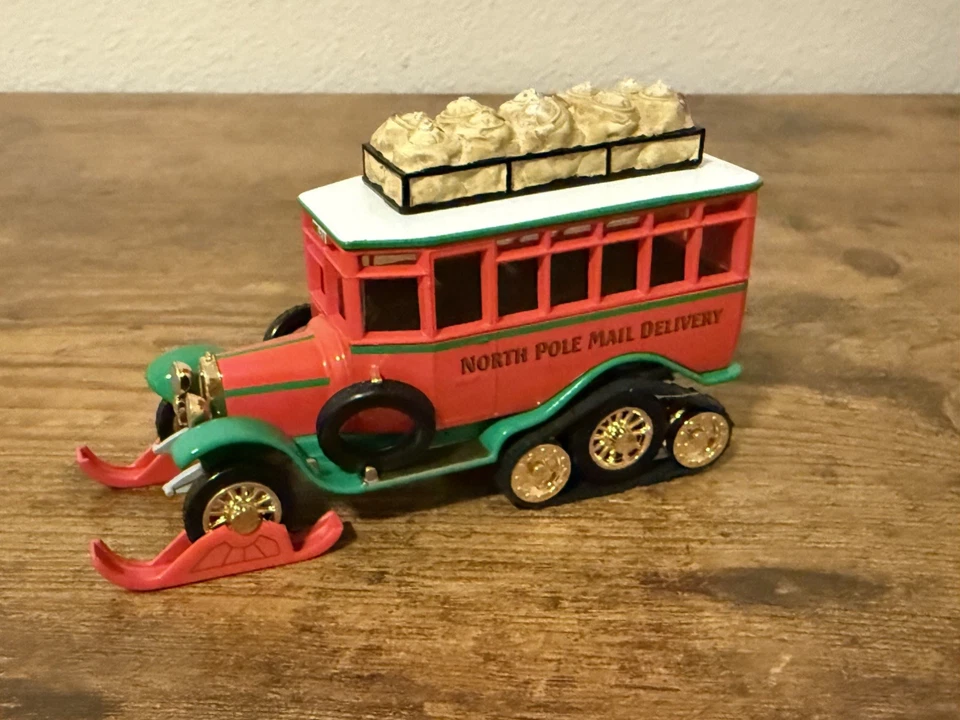 MATCHBOX YYM36793 -1922 CHRISTMAS SCANIA VABIS POST BUS -1/43- BOX - Image 2 of 4
