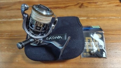 Daiwa 12 Exist 2508PE-H Spinnrolle mit Rollenständer & Abdeckung Japan gebraucht