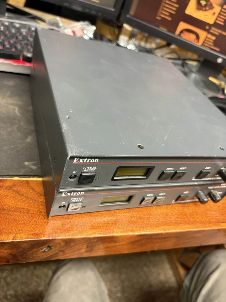 Par de convertidores de escaneo de video de alta resolución Extron VSC 500 Foto 2 de 2