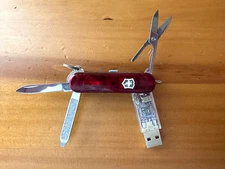 Victorinox Swiss Army Knife Swiss Memory Signature Lite Ruby Red 58mm Excellent