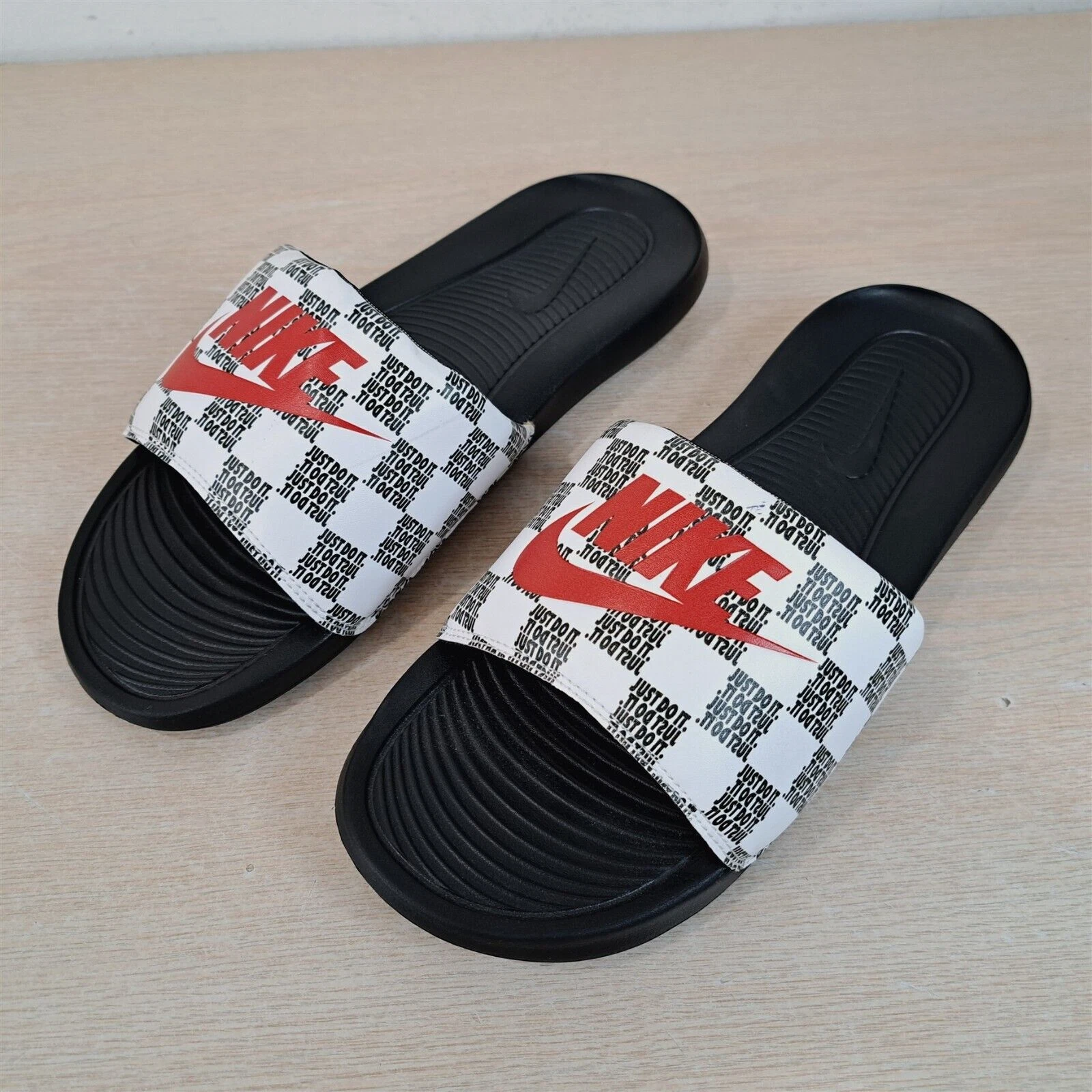 NIKE VICTORI ONE JUST DO IT SLIDES SANDALI BIANCO ROSSO NERO CN9678 102 TAGLIA 12