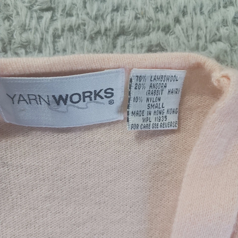 复古 Yarn Works Lambswool Angora 背心 S 码垂褶前金色纽扣毛衣背心 — 第 2/4 张图片