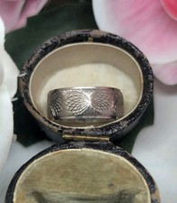 18ct white gold wedding band ring with patterning. 4.99 gram UK hallmarked