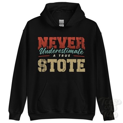 NEVER UNDERSCHIMATE A TRUE STOTE HOODIE - Wear Your Name Proudly