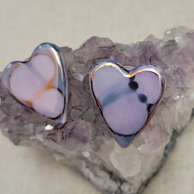 Pendientes Vinage en forma de corazón cerámica esmaltada tachuelas de bronce lavanda perforados años 80 Foto 3 de 4