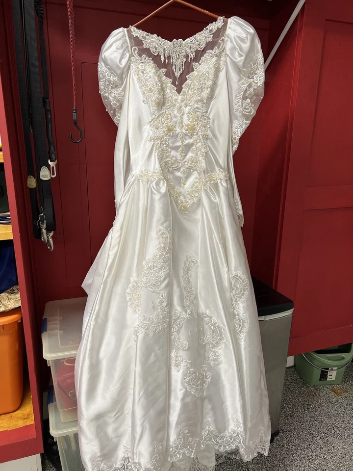 Sweetheart Gowns Vintage Women’s Wedding Gown White Sequin Beads Bustle More! - Image 3 of 4