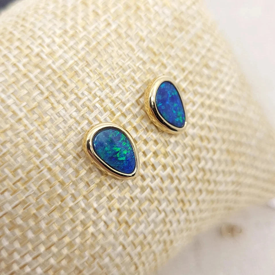 Pendientes de ópalo doblete australiano de 10,6 x 7,5 mm de forma libre de oro macizo de 14 k Foto 4 de 4