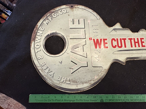 Large Antique Yale & Towne Key/ Key Making Exterior Metal Sign - Picture 2 of 9