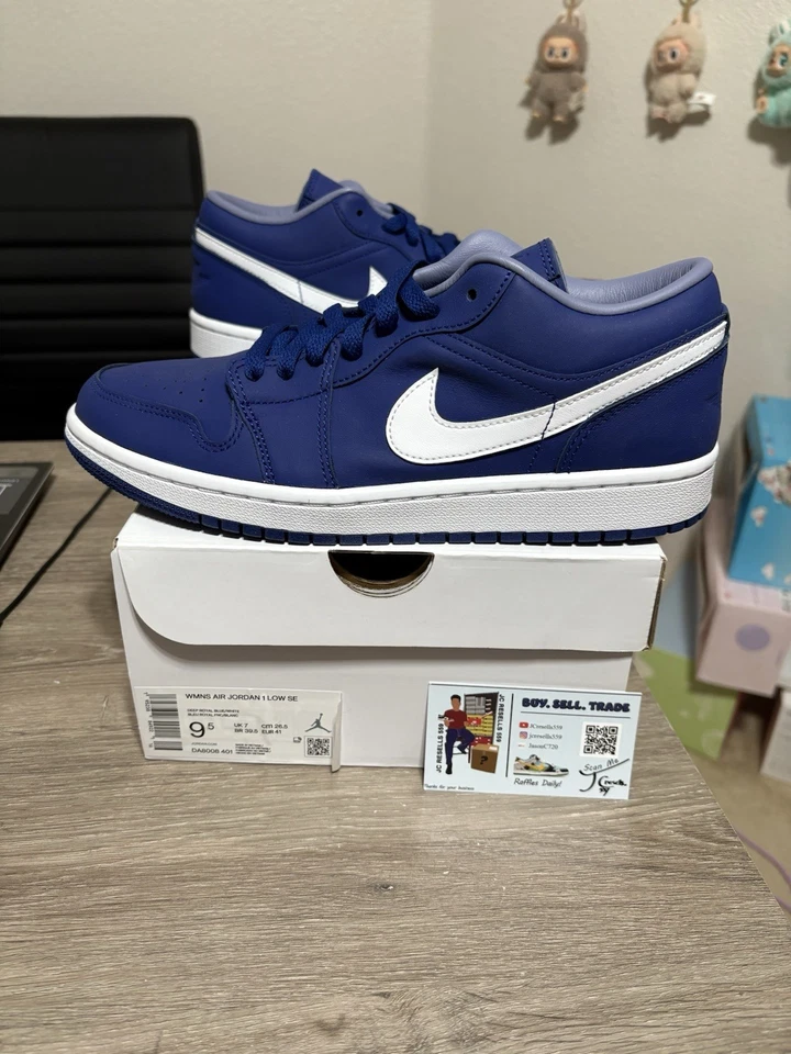 Talla 9.5W / 8M - Nike Air Jordan 1 Low SE Deep Royal Blue Blanco Foto 3 de 4