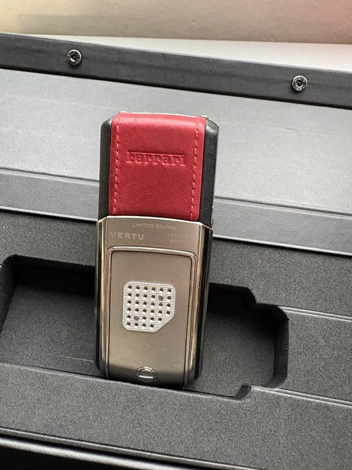 Vertu Ascent Ferrari 1947 Edición Limitada N° 1571/1947 COMPLETO Foto 2 de 4