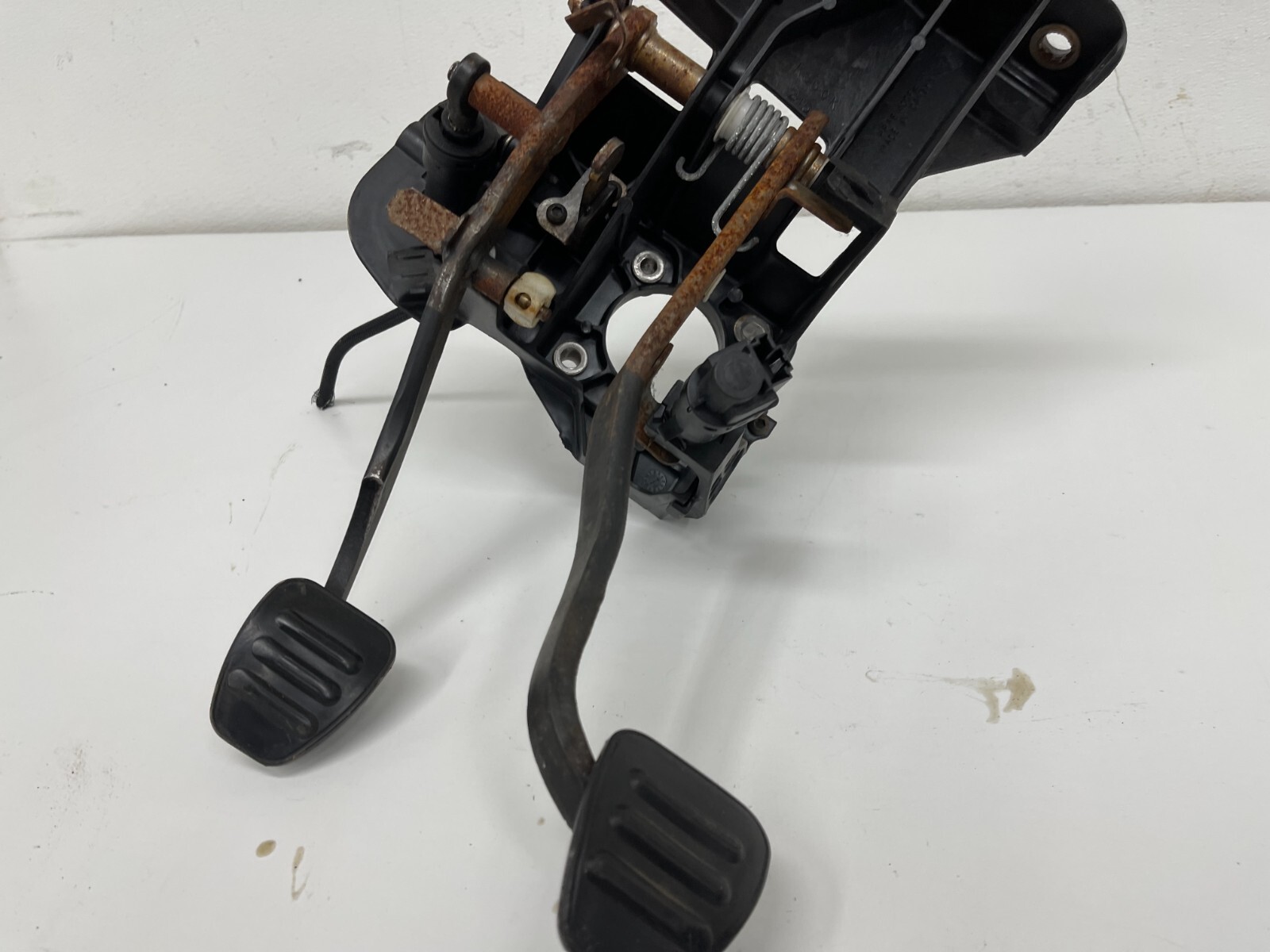 20052009 OEM Ford Mustang Manual Brake and Clutch Pedals U4805 eBay