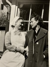 ✚ Foto schöne Rotkreuzschwestern Sommer 1956 Hamburg Paaraufnahme Blicke 6x9