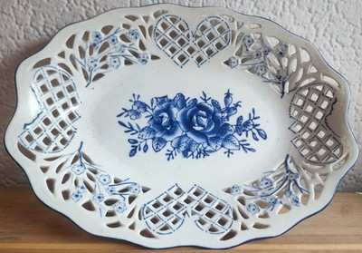 Weiße Keramik Servierschale mit blauen Rosen Design