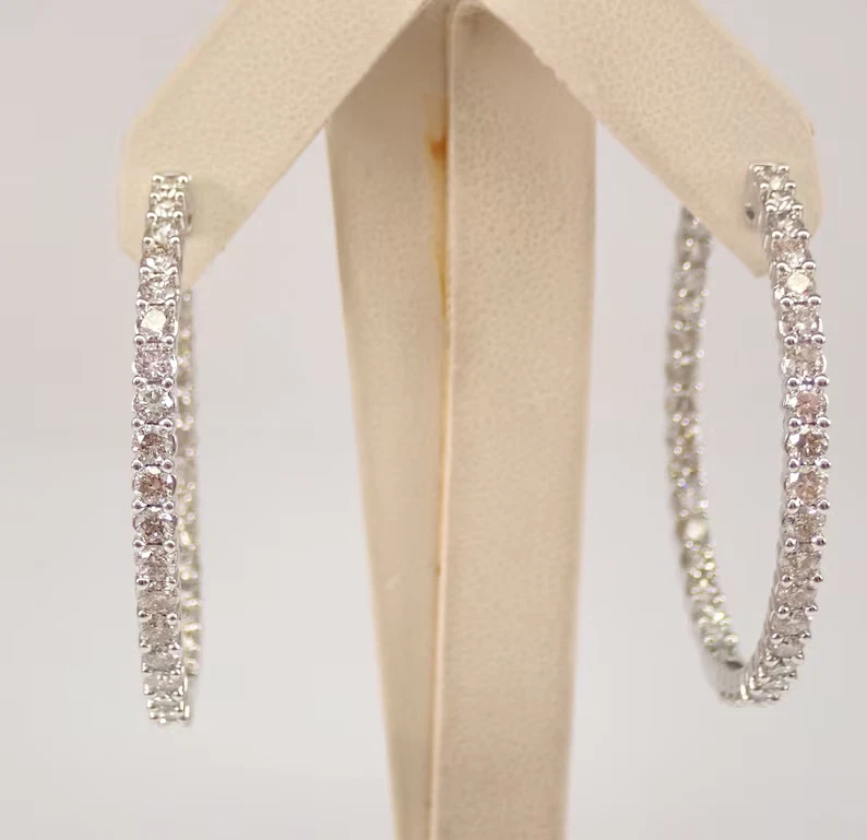 Pendientes de aros de moissanita de corte redondo de 2,50 quilates enchapados en oro blanco de 14 quilates Foto 2 de 4