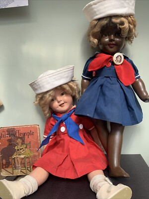 Paar 1930er Jahre Shirley Temple Composite Puppen helle Haut und kleinste rebellische dunkle Haut