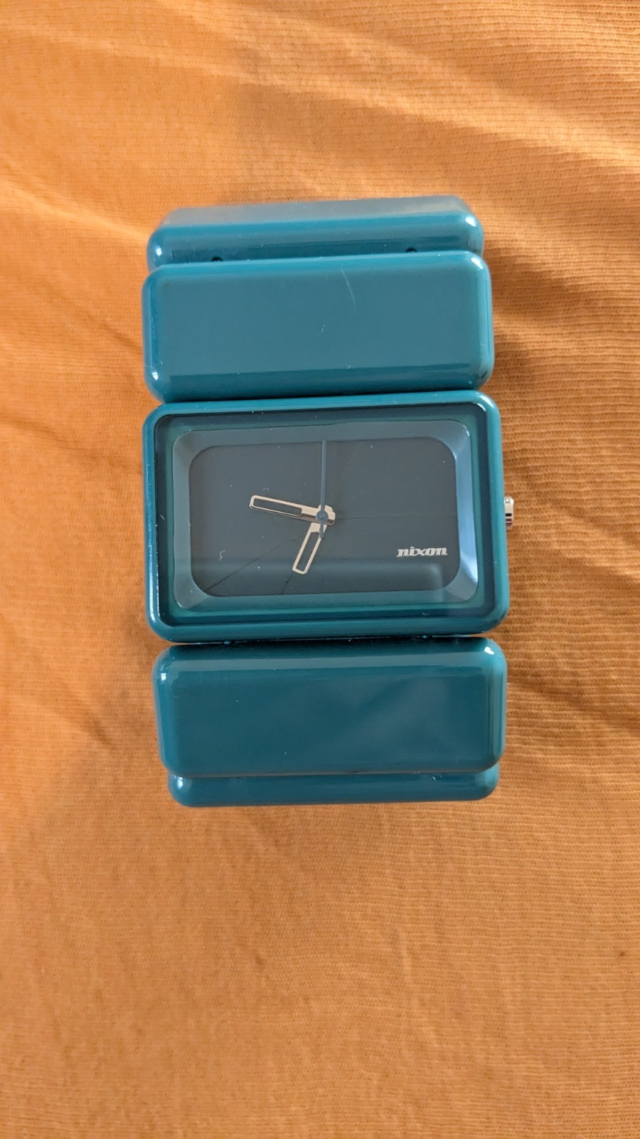 Montre Nixon The Vega vert canard pour un style Y2K au quotidien