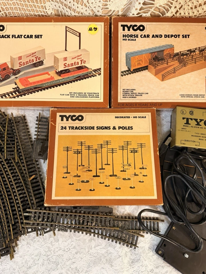 TYCO HO Scale Lot - Piggyback Flat Car Horse Car & Depot Set Track & Controller - Image 3 of 4